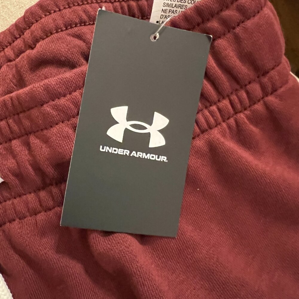 Under Armour Men's Burgundy Shorts - Size Medium - Picture 4 of 4